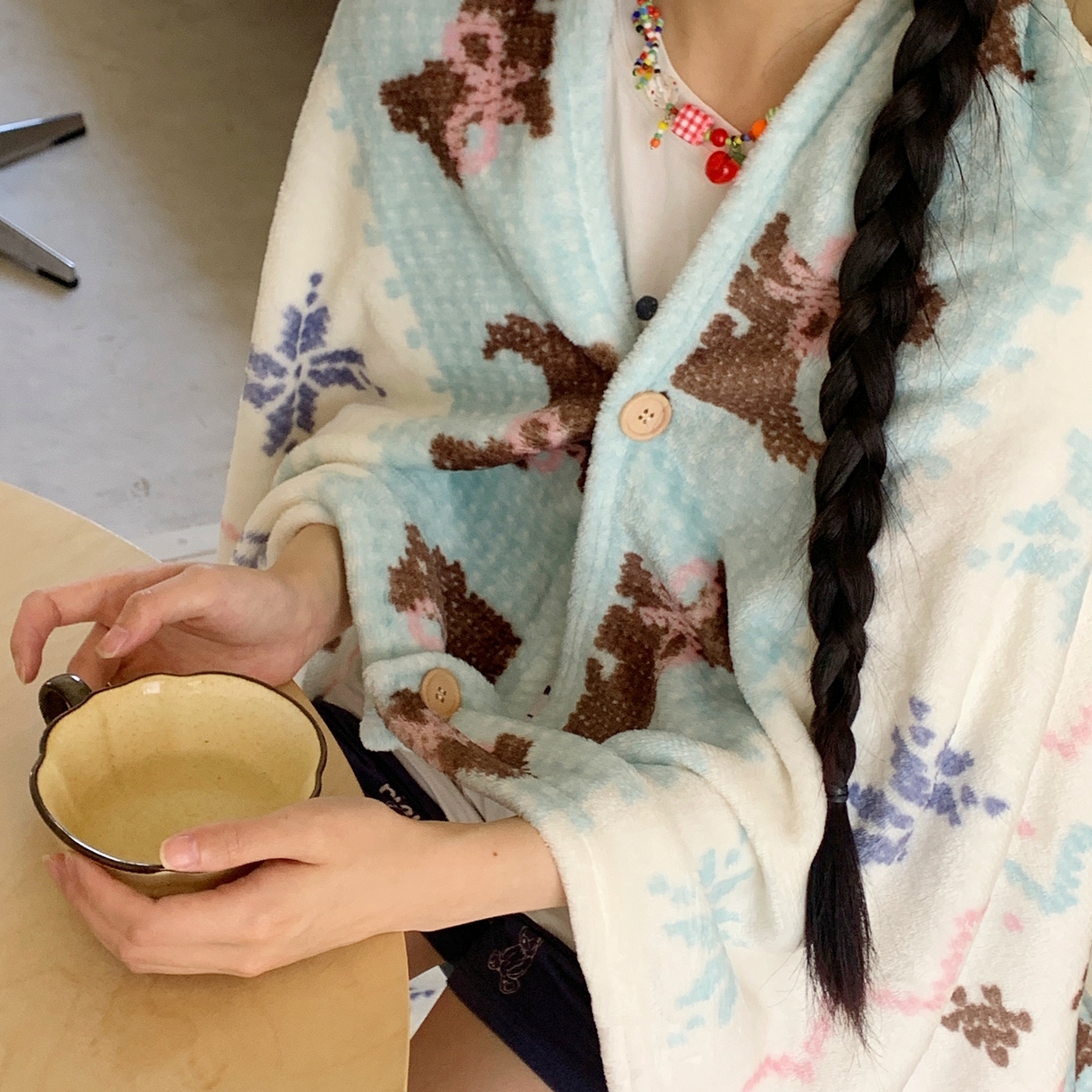 91家纺网 家纺一手货源 找家纺 桃喜 2025秋冬新款双面牛奶绒披肩毯毛毯毯子 费尔岛狗狗蓝（双面绒披肩毯）