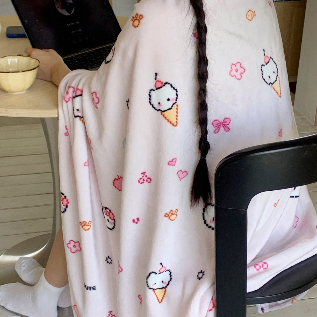 91家纺网 家纺一手货源 找家纺 桃喜 2025秋冬新款双面牛奶绒披肩毯毛毯毯子 马赛克小猫粉（双面绒披肩毯）