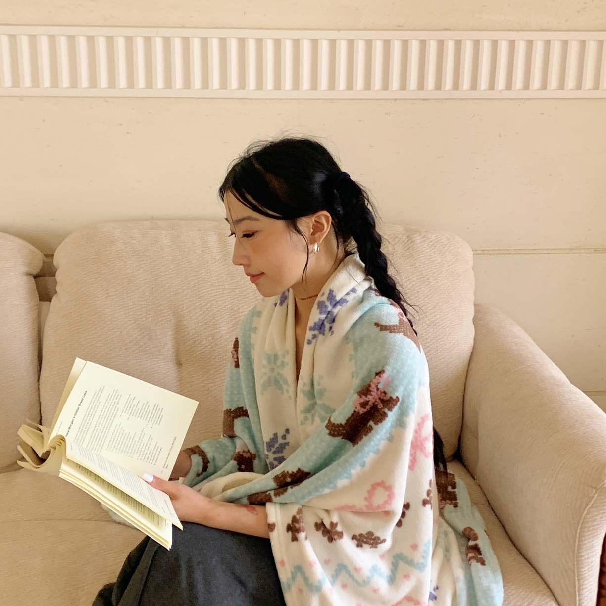 91家纺网 家纺一手货源 找家纺 桃喜 2025秋冬新款双面牛奶绒披肩毯毛毯毯子 费尔岛狗狗蓝（双面绒披肩毯）