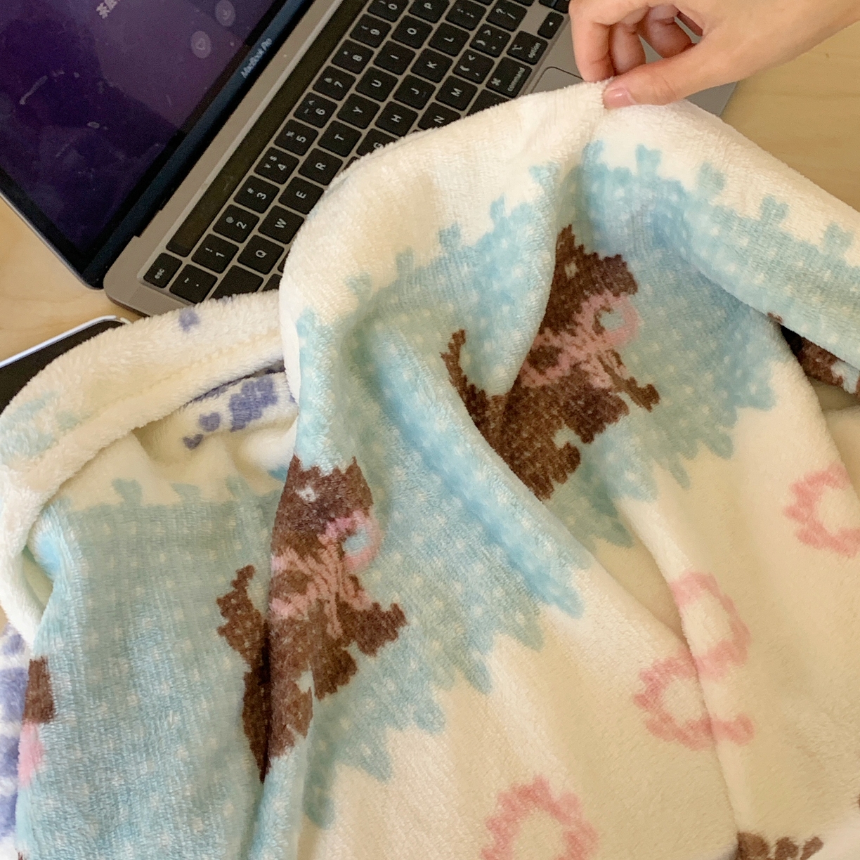 91家纺网 家纺一手货源 找家纺 桃喜 2025秋冬新款双面牛奶绒披肩毯毛毯毯子 费尔岛狗狗蓝（双面绒披肩毯）