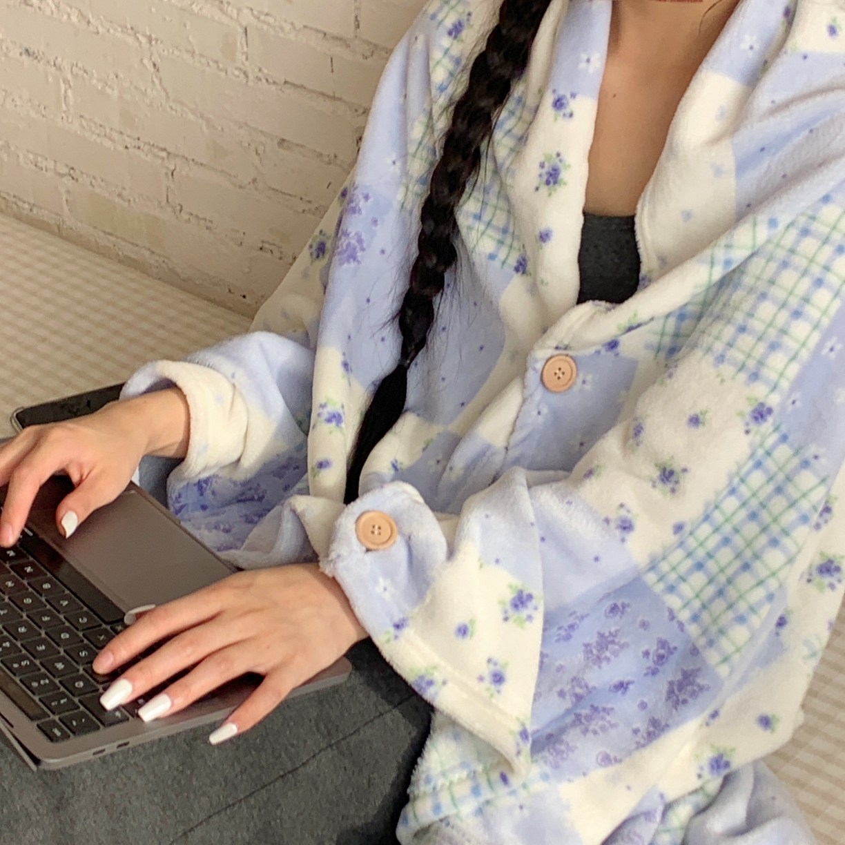 91家纺网 家纺一手货源 找家纺 桃喜 2025秋冬新款双面牛奶绒披肩毯毛毯毯子 蓝风铃（双面绒披肩毯）