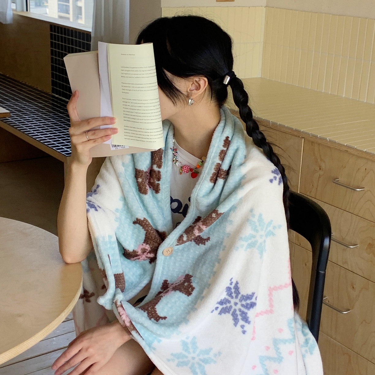 91家纺网 家纺一手货源 找家纺 桃喜 2025秋冬新款双面牛奶绒披肩毯毛毯毯子 费尔岛狗狗蓝（双面绒披肩毯）