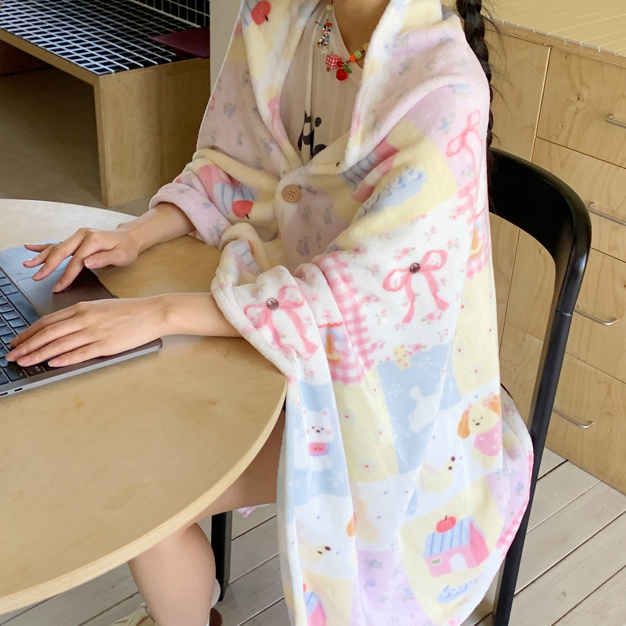 91家纺网 家纺一手货源 找家纺 桃喜 2025秋冬新款双面牛奶绒披肩毯毛毯毯子 房子小狗（双面绒披肩毯）