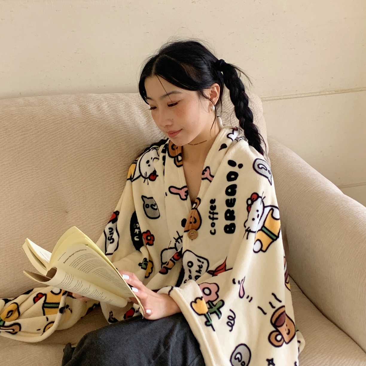 91家纺网 家纺一手货源 找家纺 桃喜 2025秋冬新款双面牛奶绒披肩毯毛毯毯子 小猫笔记（双面绒披肩毯）