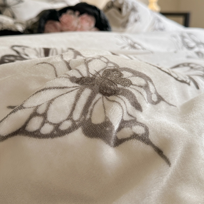 91家纺网 家纺一手货源 找家纺 安哆啦家纺 2025新款法式赫本风牛奶绒四件套 法式-蝴蝶翩翩