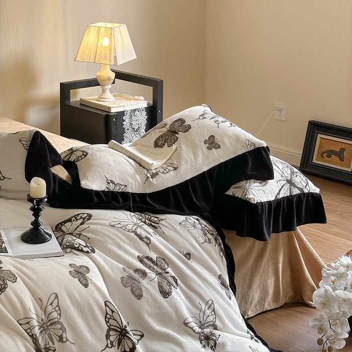 91家纺网 家纺一手货源 找家纺 安哆啦家纺 2025新款法式赫本风牛奶绒四件套 法式-蝴蝶翩翩