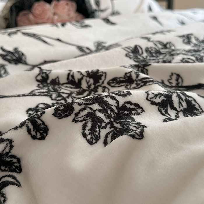 91家纺网 家纺一手货源 找家纺 安哆啦家纺 2025新款法式赫本风牛奶绒四件套 法式-蓝梦里