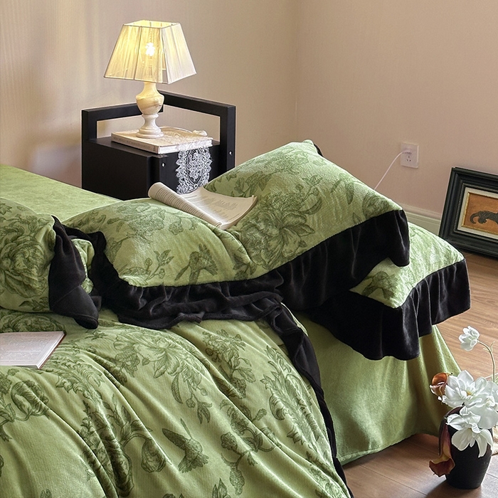 91家纺网 家纺一手货源 找家纺 安哆啦家纺 2025新款法式赫本风牛奶绒四件套 法式-绿野仙踪