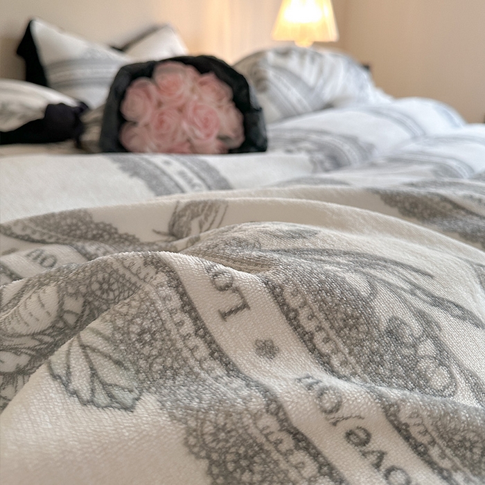 91家纺网 家纺一手货源 找家纺 安哆啦家纺 2025新款法式赫本风牛奶绒四件套 法式-花魅