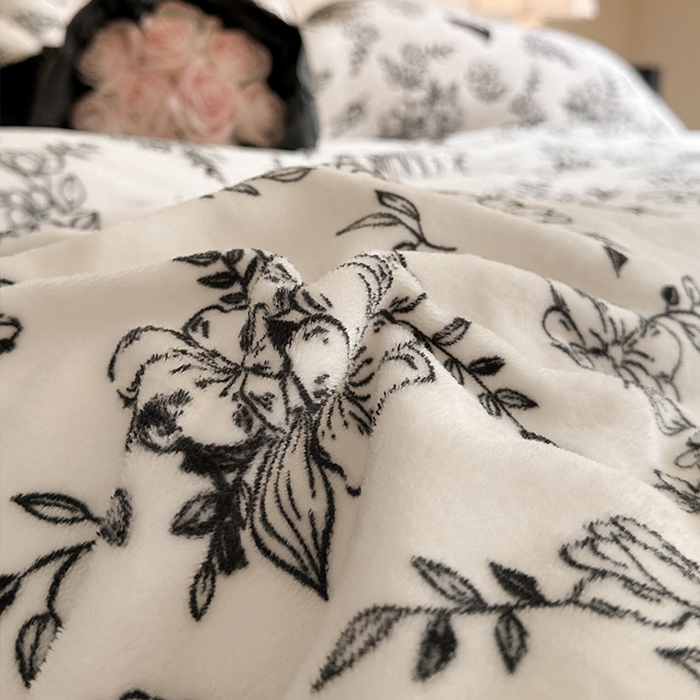 91家纺网 家纺一手货源 找家纺 安哆啦家纺 2025新款法式赫本风牛奶绒四件套 法式-猫先生