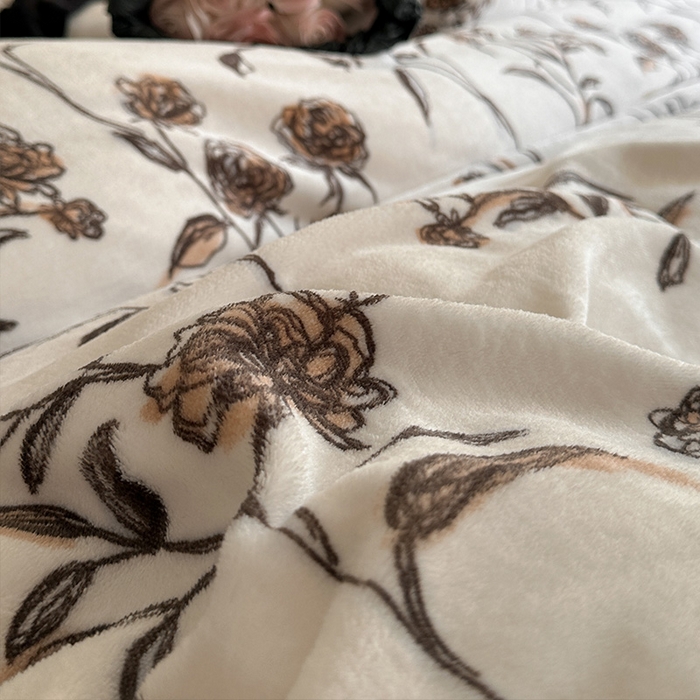 91家纺网 家纺一手货源 找家纺 安哆啦家纺 2025新款法式赫本风牛奶绒四件套 法式-叶璃