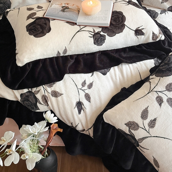 91家纺网 家纺一手货源 找家纺 安哆啦家纺 2025新款法式赫本风牛奶绒四件套 法式-暗夜玫瑰