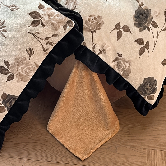 91家纺网 家纺一手货源 找家纺 安哆啦家纺 2025新款法式赫本风牛奶绒四件套 法式-玫瑰的诗