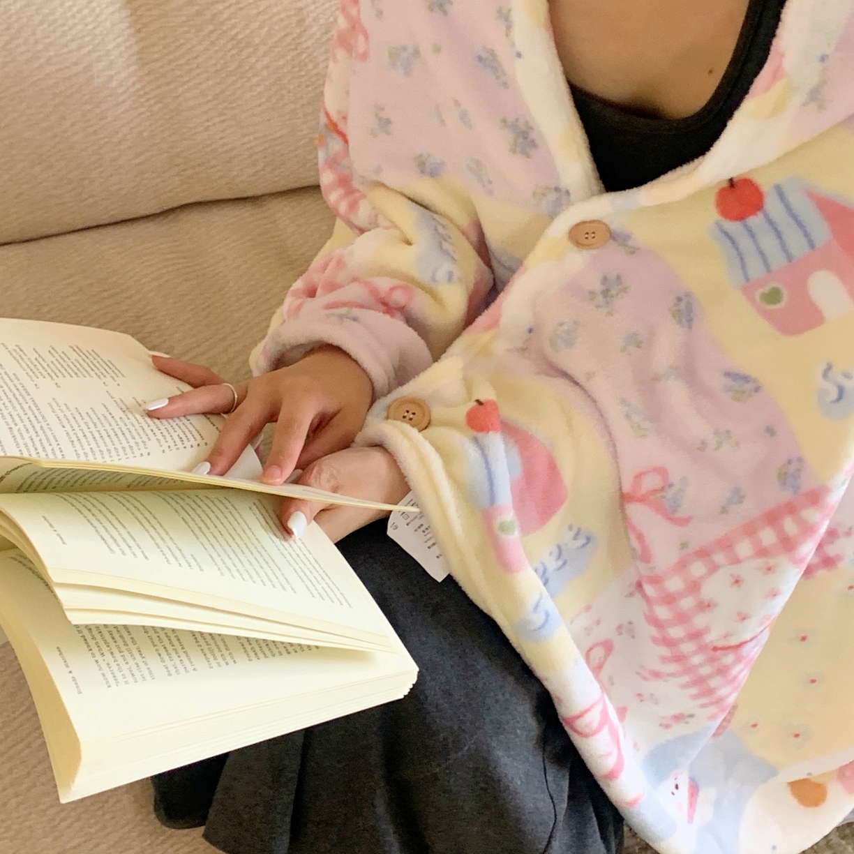 91家纺网 家纺一手货源 找家纺 桃喜 2025秋冬新款双面牛奶绒披肩毯毛毯毯子 房子小狗（双面绒披肩毯）