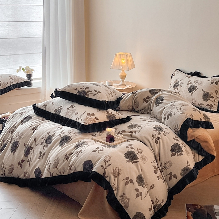 91家纺网 家纺一手货源 找家纺 安哆啦家纺 2025新款法式赫本风牛奶绒四件套 法式-玫瑰的诗