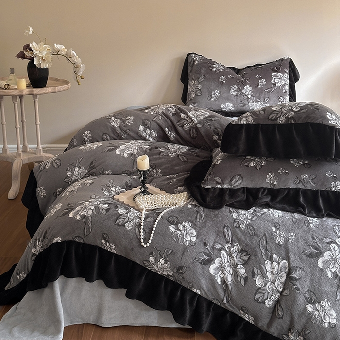 91家纺网 家纺一手货源 找家纺 安哆啦家纺 2025新款法式赫本风牛奶绒四件套 法式-夜幕里