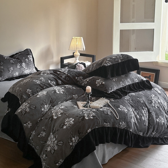 91家纺网 家纺一手货源 找家纺 安哆啦家纺 2025新款法式赫本风牛奶绒四件套 法式-夜幕里