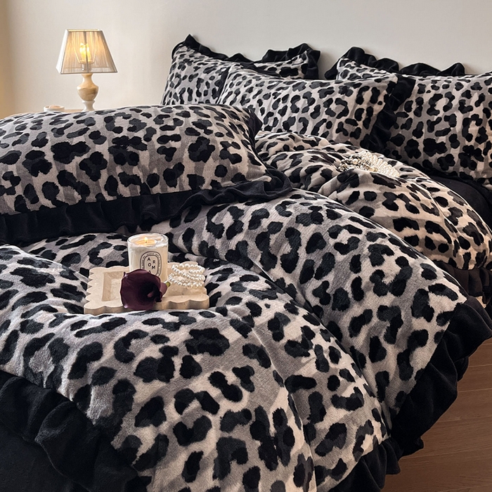 91家纺网 家纺一手货源 找家纺 安哆啦家纺 2025新款法式赫本风牛奶绒四件套 法式-高级豹纹