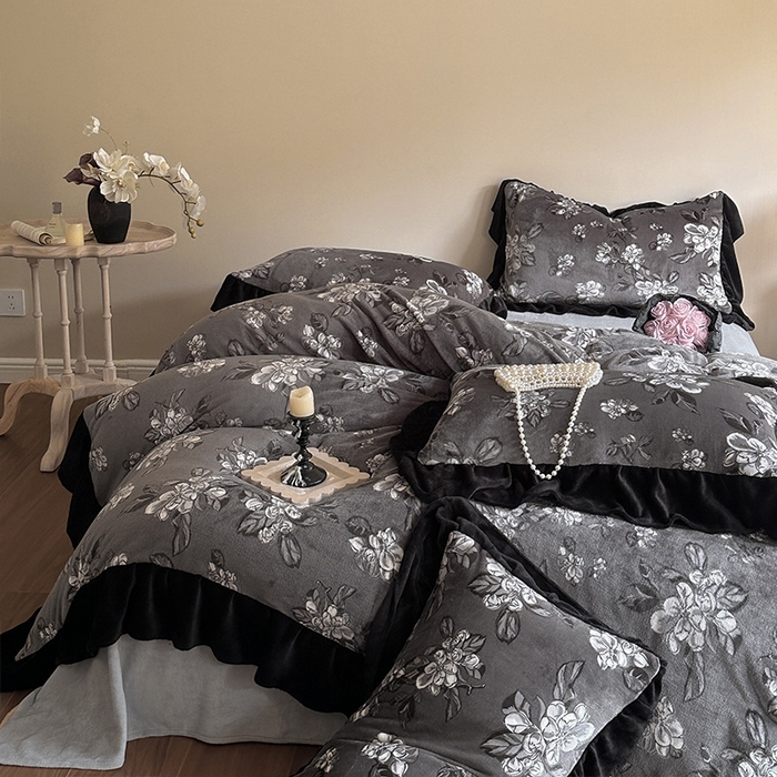 91家纺网 家纺一手货源 找家纺 安哆啦家纺 2025新款法式赫本风牛奶绒四件套 法式-夜幕里