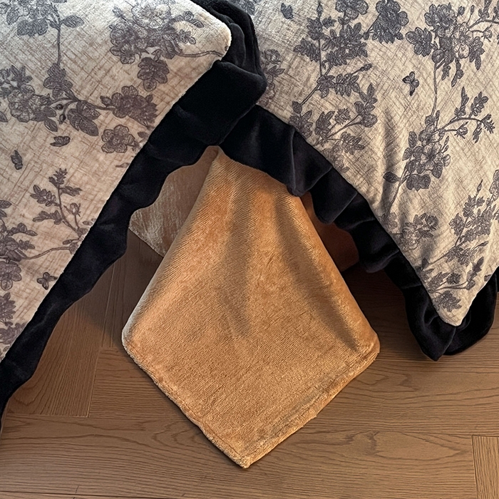 91家纺网 家纺一手货源 找家纺 安哆啦家纺 2025新款法式赫本风牛奶绒四件套 法式-花影浅吟