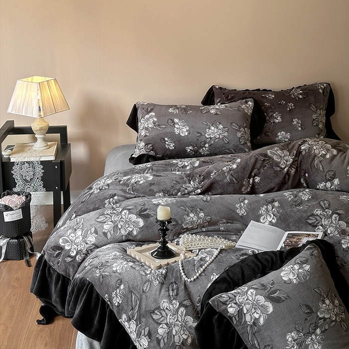 91家纺网 家纺一手货源 找家纺 安哆啦家纺 2025新款法式赫本风牛奶绒四件套 法式-夜幕里