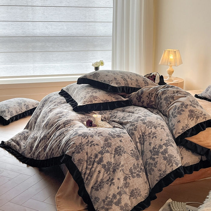 91家纺网 家纺一手货源 找家纺 安哆啦家纺 2025新款法式赫本风牛奶绒四件套 法式-花影浅吟