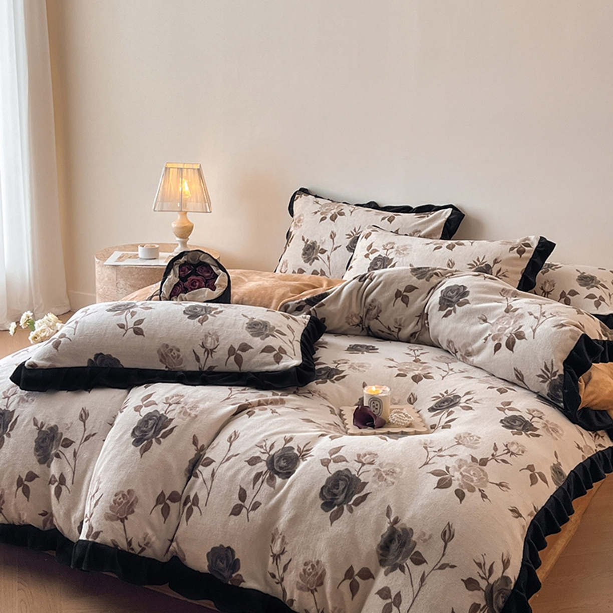 91家纺网 家纺一手货源 找家纺 安哆啦家纺 2025新款法式赫本风牛奶绒四件套 法式-玫瑰的诗