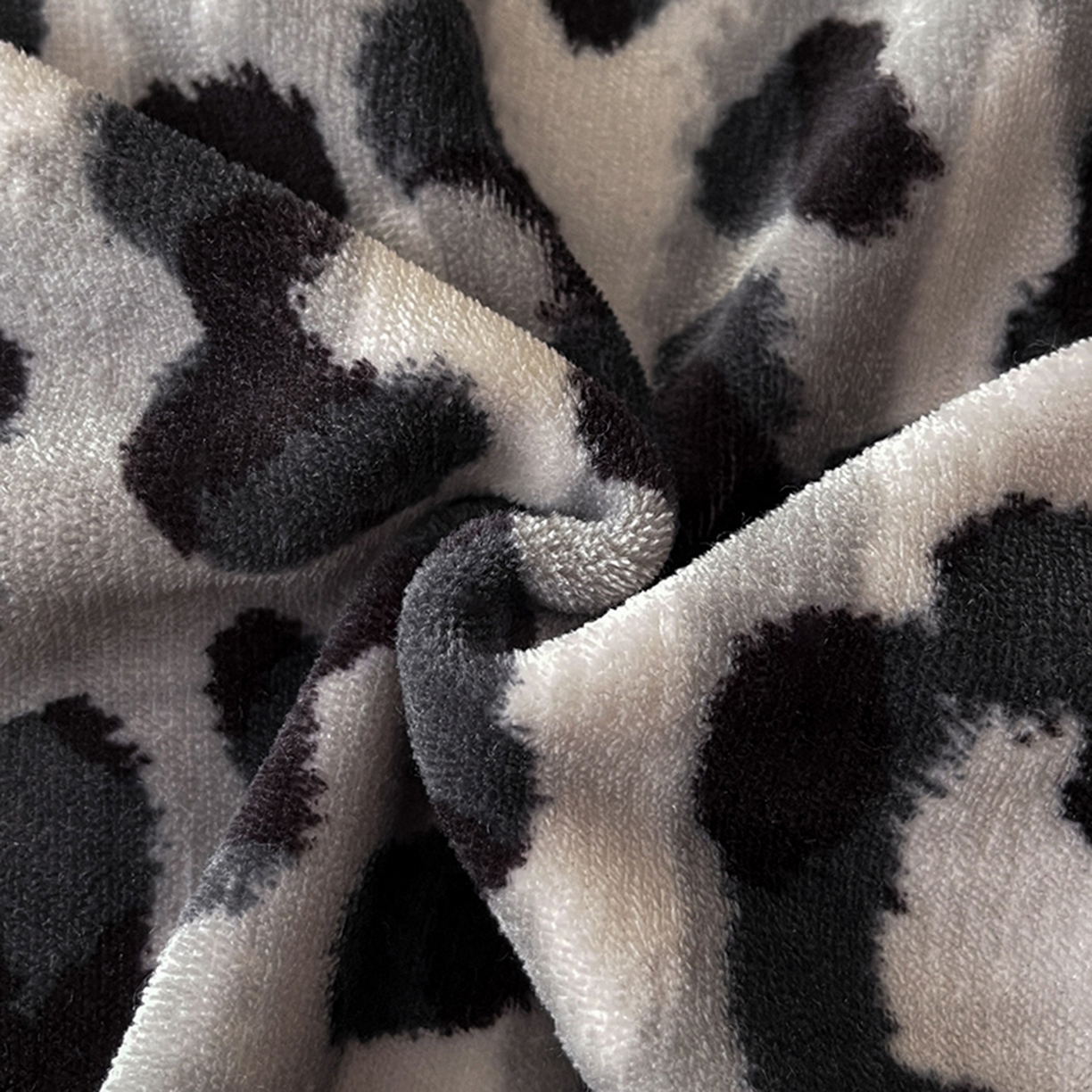 91家纺网 家纺一手货源 找家纺 安哆啦家纺 2025新款法式赫本风牛奶绒四件套 法式-高级豹纹