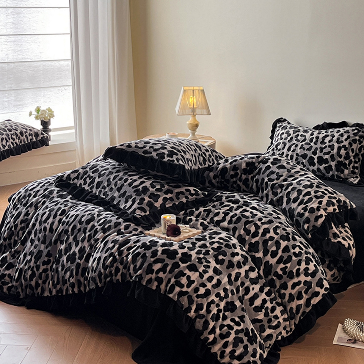 91家纺网 家纺一手货源 找家纺 安哆啦家纺 2025新款法式赫本风牛奶绒四件套 法式-高级豹纹