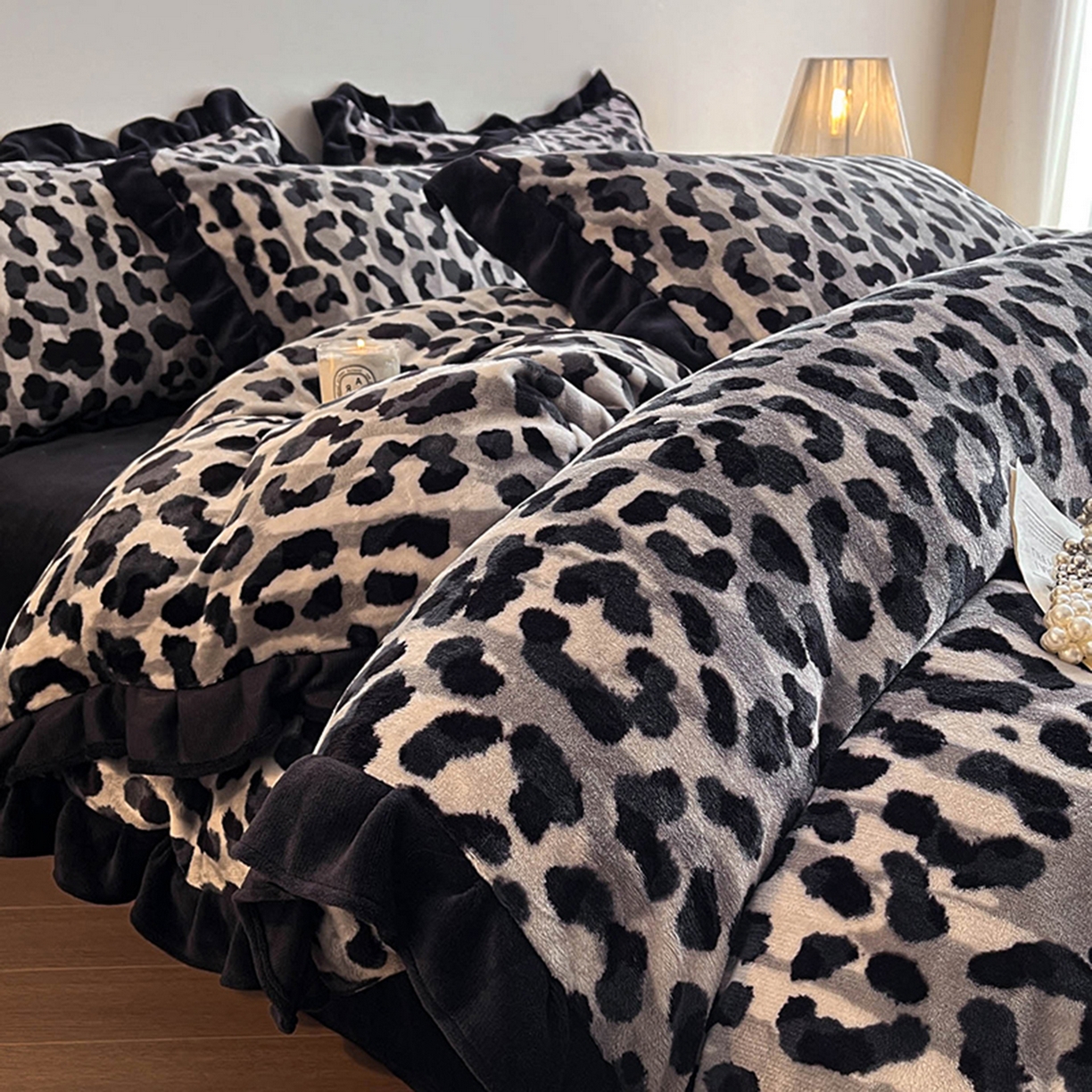 91家纺网 家纺一手货源 找家纺 安哆啦家纺 2025新款法式赫本风牛奶绒四件套 法式-高级豹纹