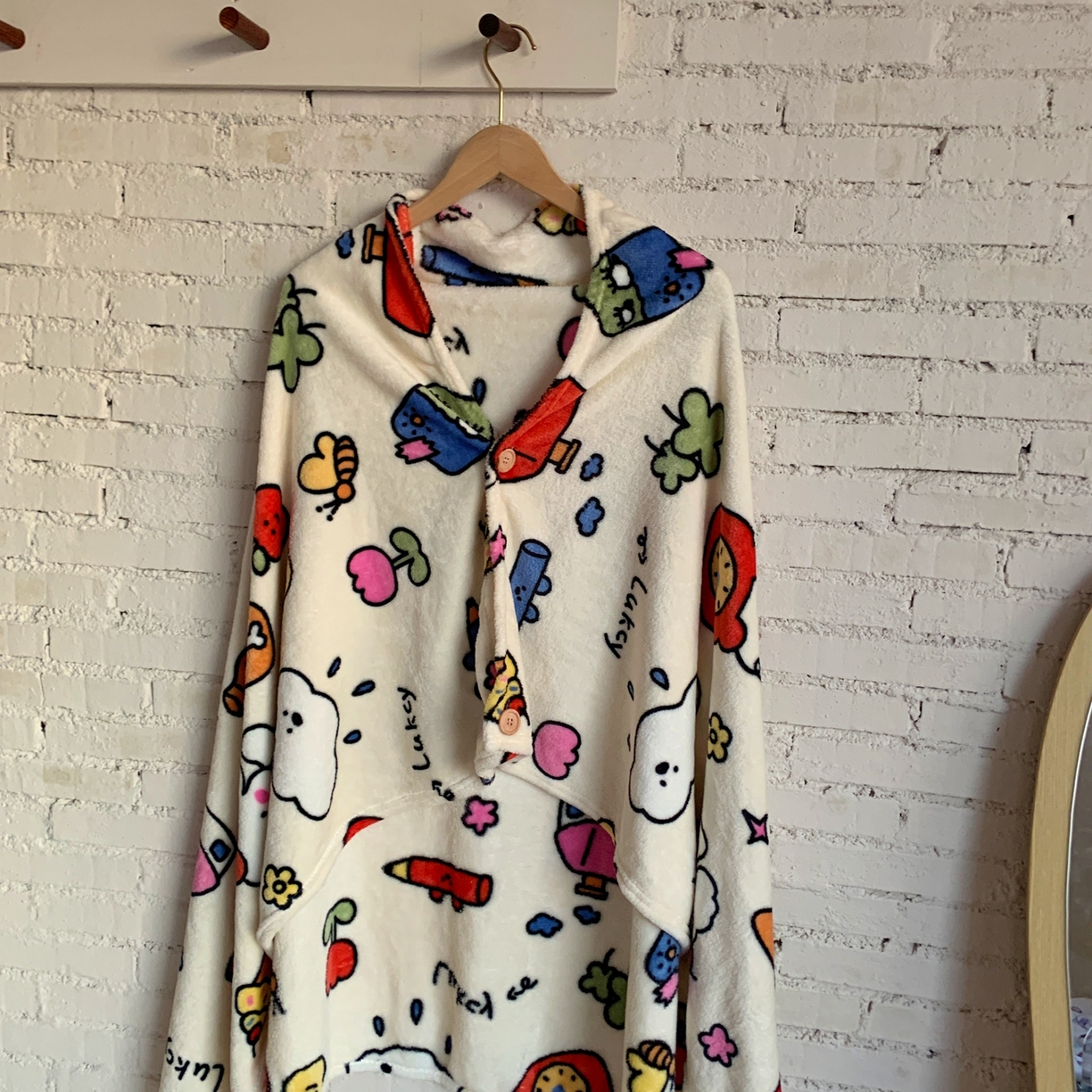 91家纺网 家纺一手货源 找家纺 桃喜 2025秋冬新款双面牛奶绒披肩毯毛毯毯子 涂鸦乐园（双面绒披肩毯）