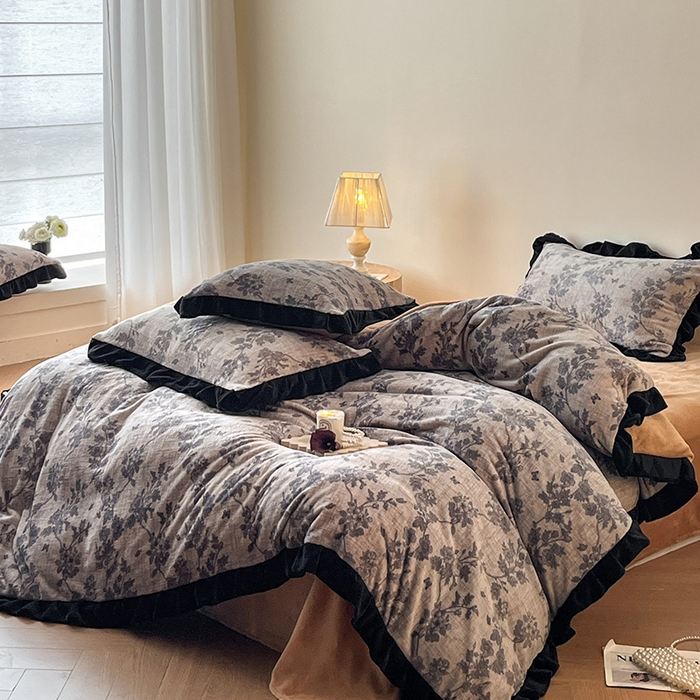 91家纺网 家纺一手货源 找家纺 安哆啦家纺 2025新款法式赫本风牛奶绒四件套 法式-花影浅吟