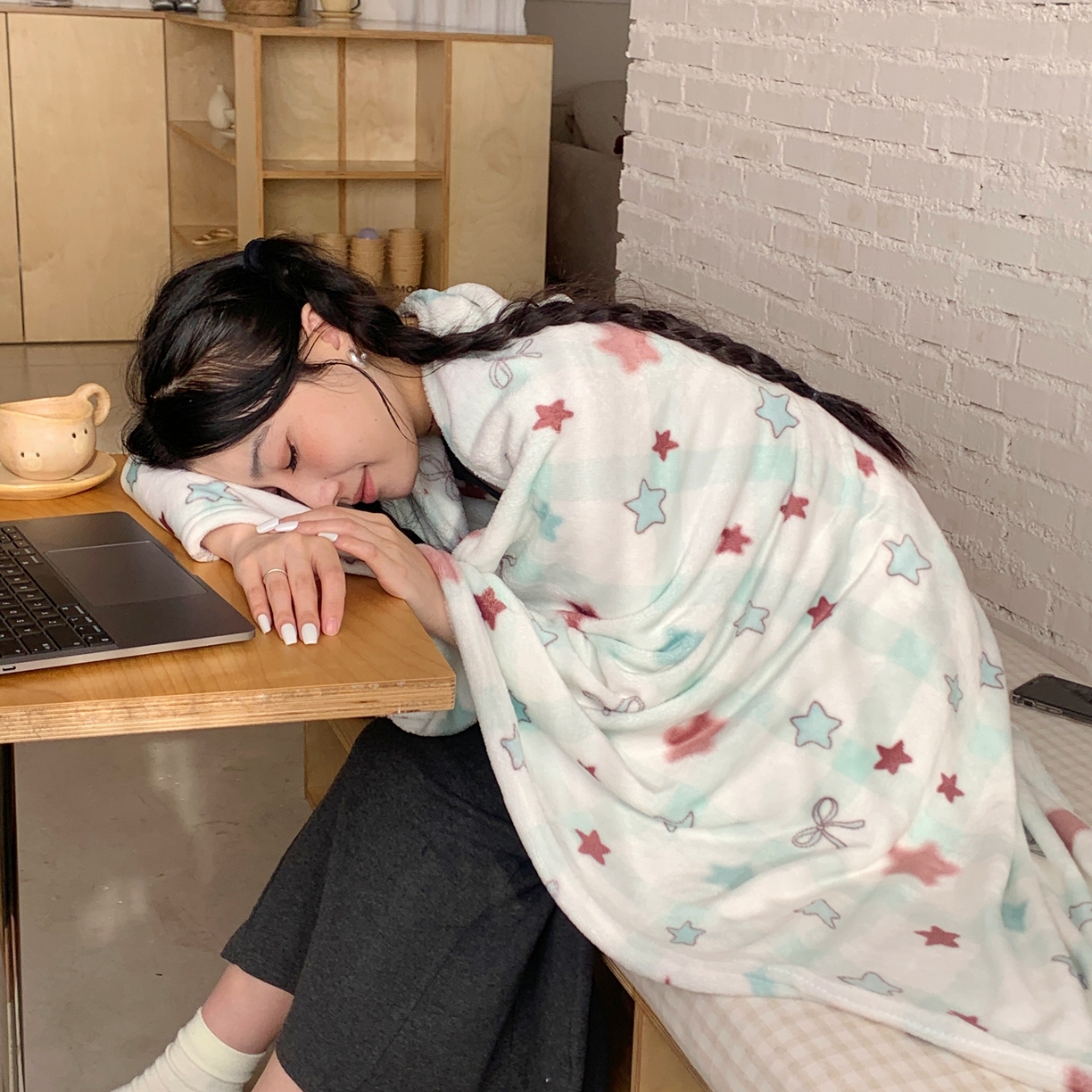 91家纺网 家纺一手货源 找家纺 桃喜 2025秋冬新款双面牛奶绒披肩毯毛毯毯子 薄荷奶咖星星（双面绒披肩毯）