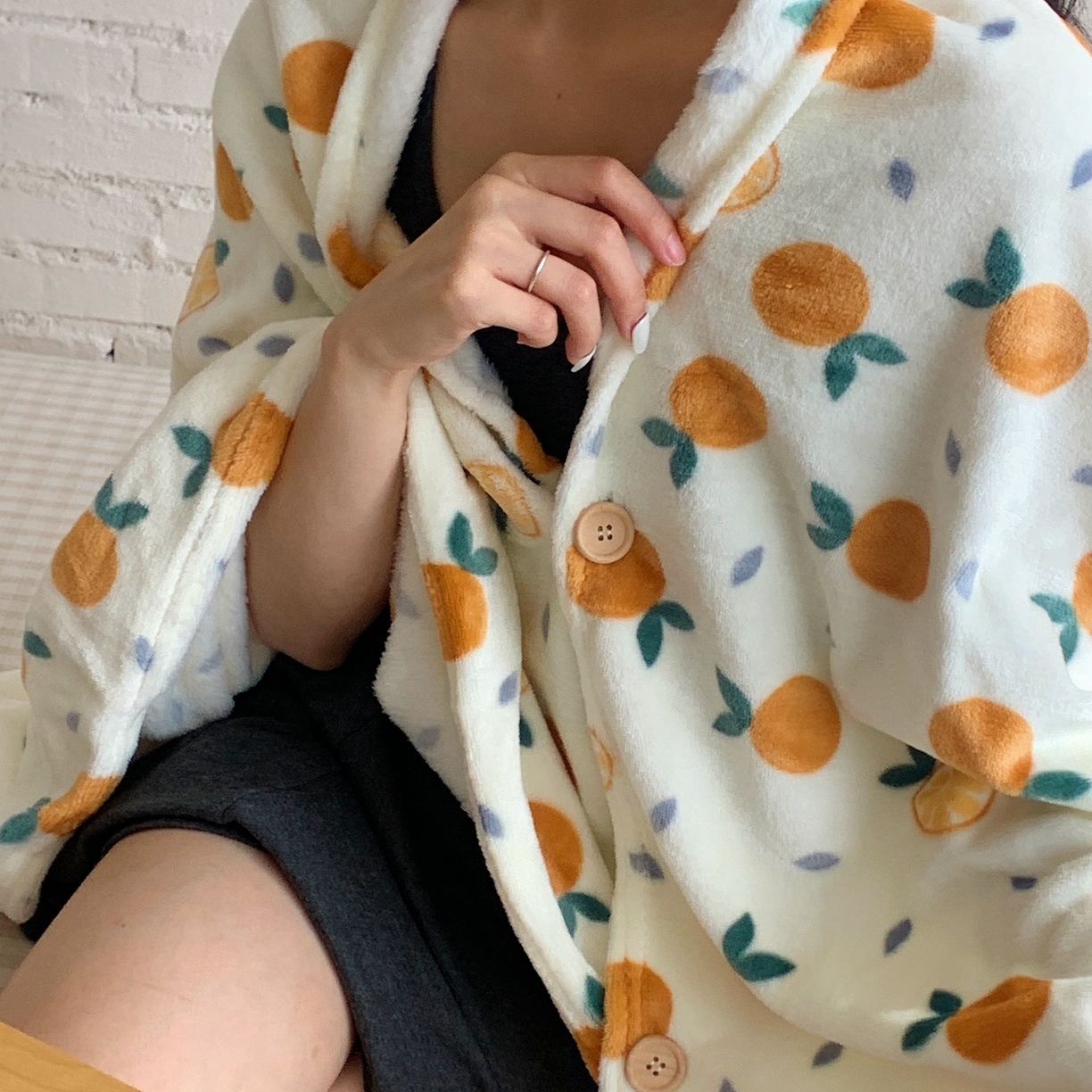 91家纺网 家纺一手货源 找家纺 桃喜 2025秋冬新款双面牛奶绒披肩毯毛毯毯子 小橘子（双面绒披肩毯）