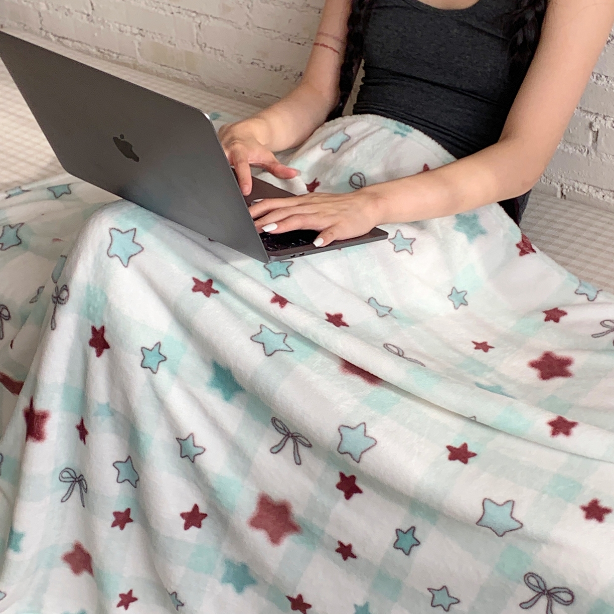 91家纺网 家纺一手货源 找家纺 桃喜 2025秋冬新款双面牛奶绒披肩毯毛毯毯子 薄荷奶咖星星（双面绒披肩毯）