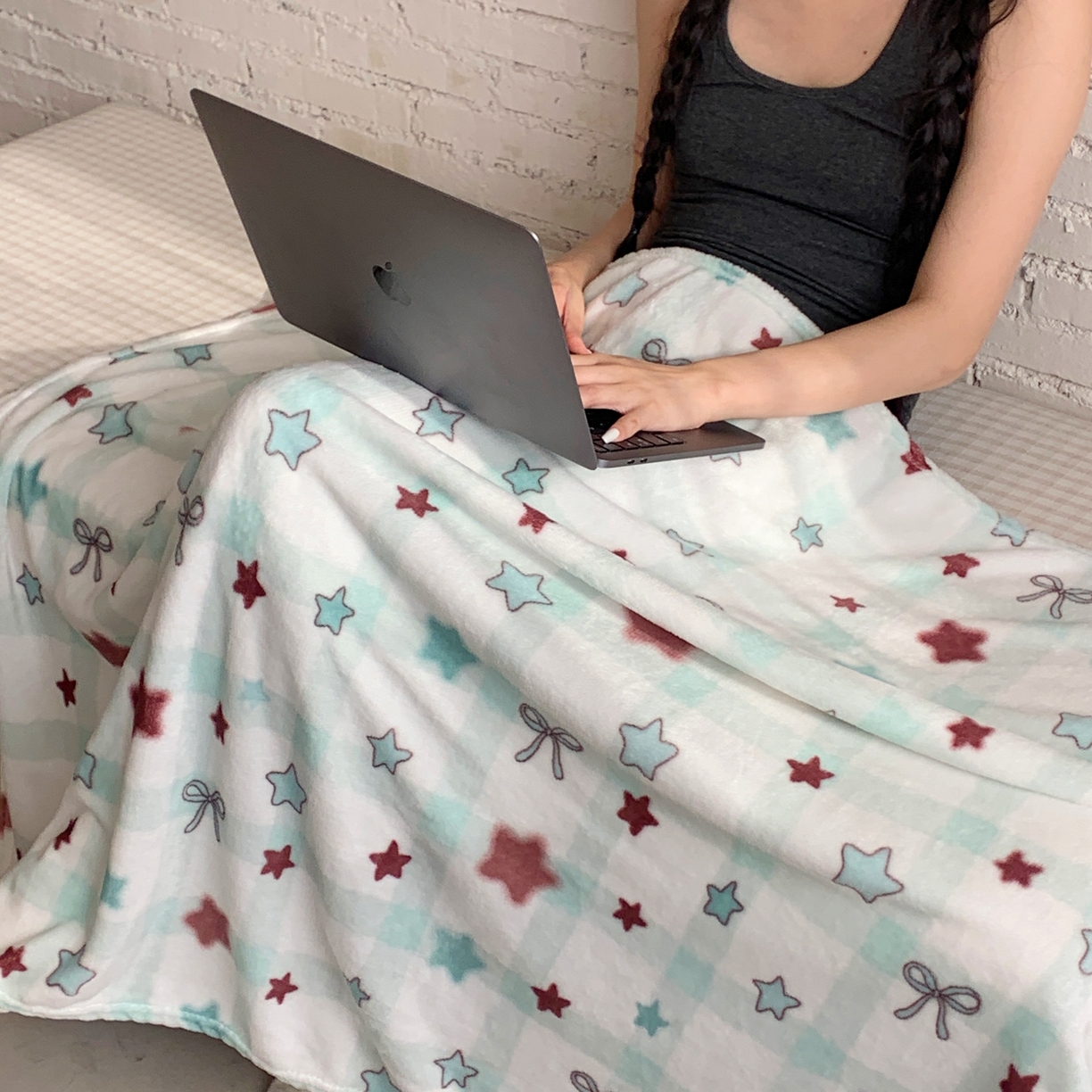 91家纺网 家纺一手货源 找家纺 桃喜 2025秋冬新款双面牛奶绒披肩毯毛毯毯子 薄荷奶咖星星（双面绒披肩毯）