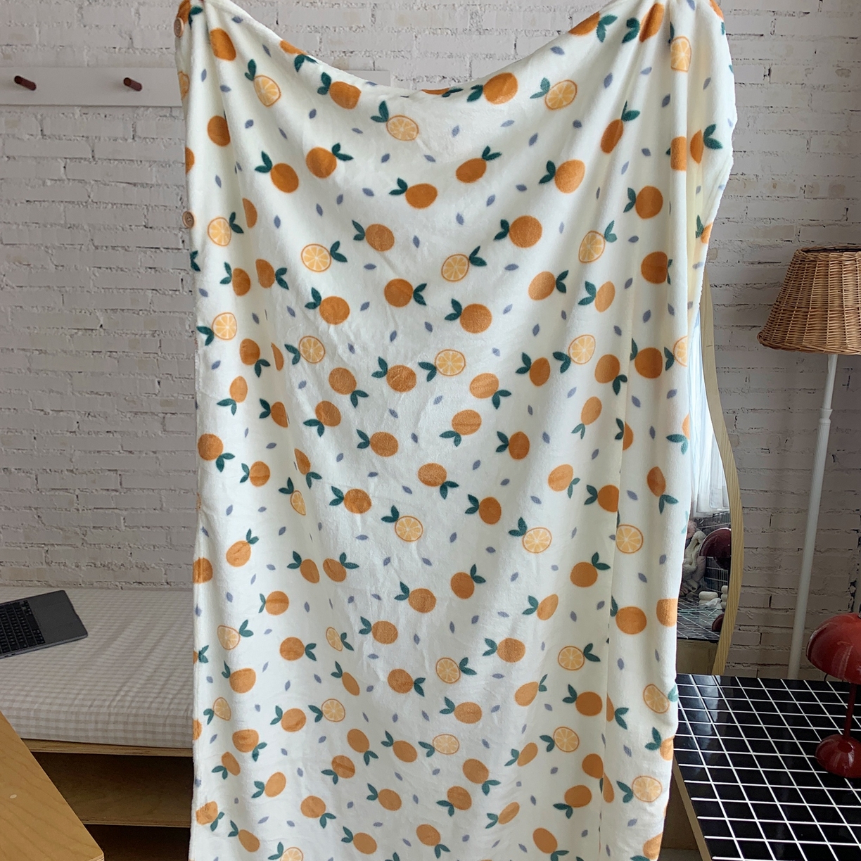 91家纺网 家纺一手货源 找家纺 桃喜 2025秋冬新款双面牛奶绒披肩毯毛毯毯子 小橘子（双面绒披肩毯）