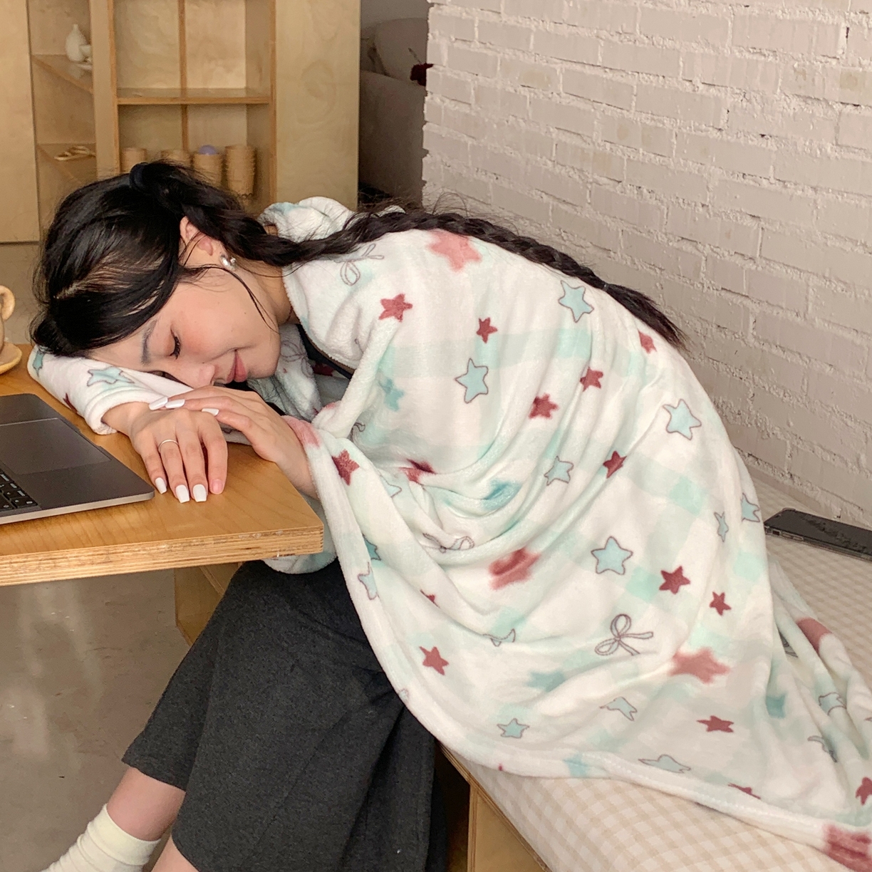 91家纺网 家纺一手货源 找家纺 桃喜 2025秋冬新款双面牛奶绒披肩毯毛毯毯子 薄荷奶咖星星（双面绒披肩毯）