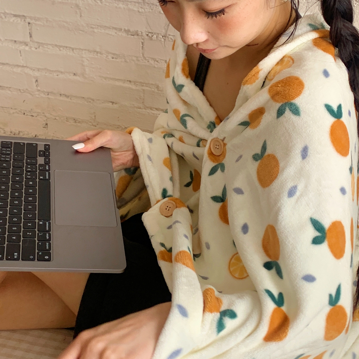 91家纺网 家纺一手货源 找家纺 桃喜 2025秋冬新款双面牛奶绒披肩毯毛毯毯子 小橘子（双面绒披肩毯）