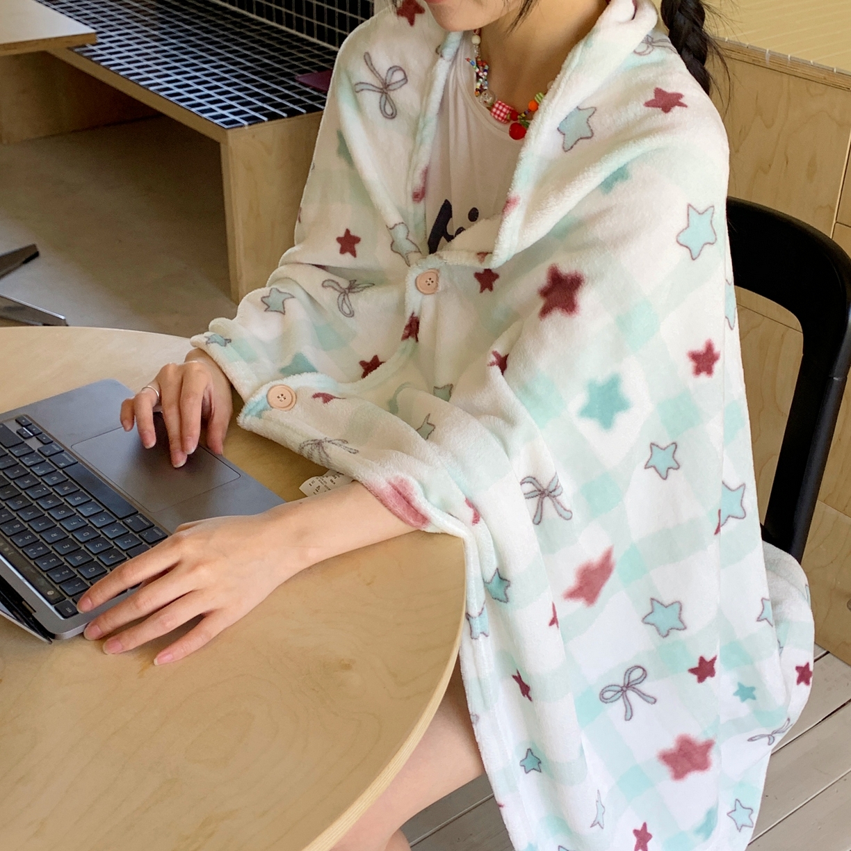 91家纺网 家纺一手货源 找家纺 桃喜 2025秋冬新款双面牛奶绒披肩毯毛毯毯子 薄荷奶咖星星（双面绒披肩毯）