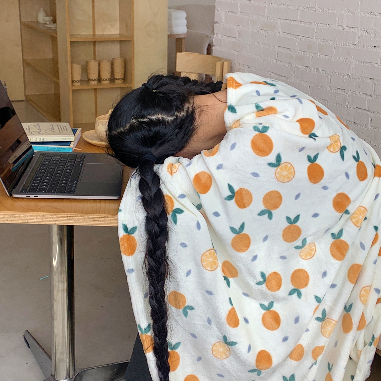 91家纺网 家纺一手货源 找家纺 桃喜 2025秋冬新款双面牛奶绒披肩毯毛毯毯子 小橘子（双面绒披肩毯）