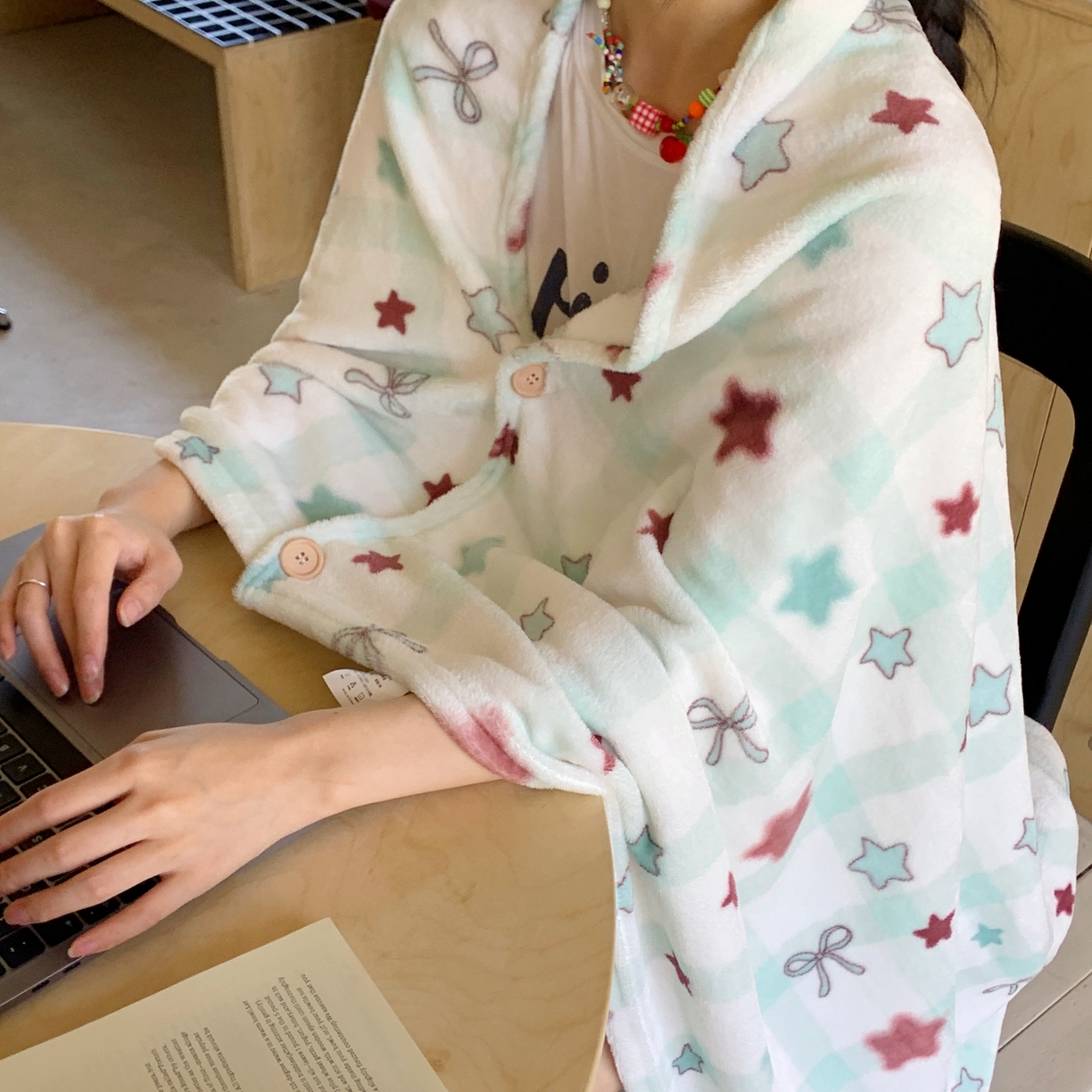 91家纺网 家纺一手货源 找家纺 桃喜 2025秋冬新款双面牛奶绒披肩毯毛毯毯子 薄荷奶咖星星（双面绒披肩毯）