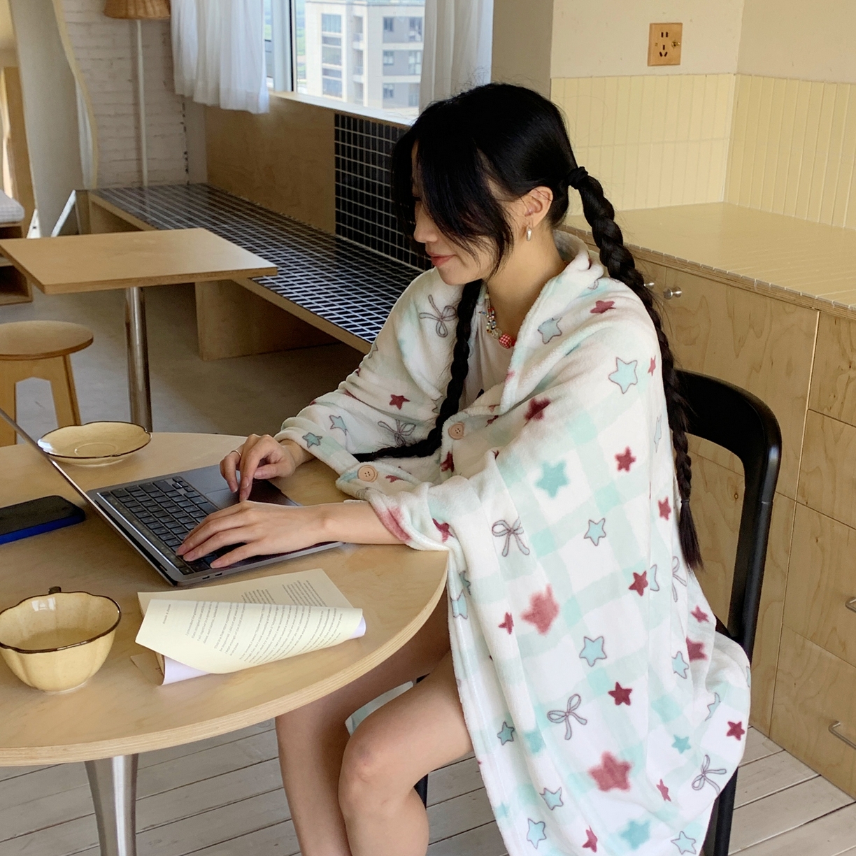 91家纺网 家纺一手货源 找家纺 桃喜 2025秋冬新款双面牛奶绒披肩毯毛毯毯子 薄荷奶咖星星（双面绒披肩毯）