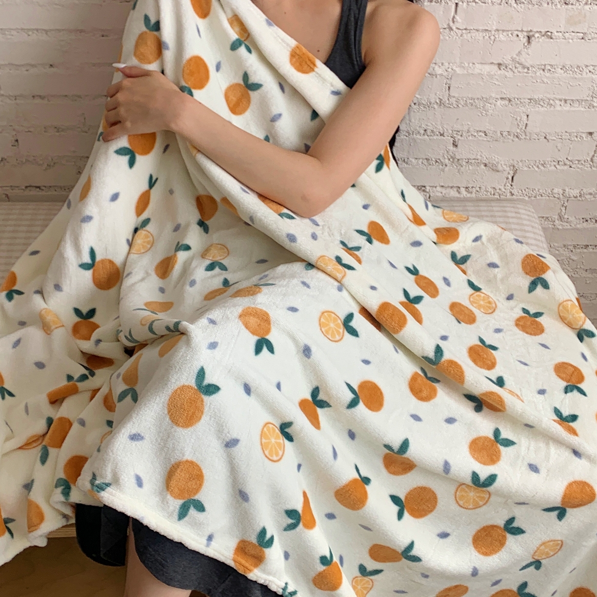 91家纺网 家纺一手货源 找家纺 桃喜 2025秋冬新款双面牛奶绒披肩毯毛毯毯子 小橘子（双面绒披肩毯）