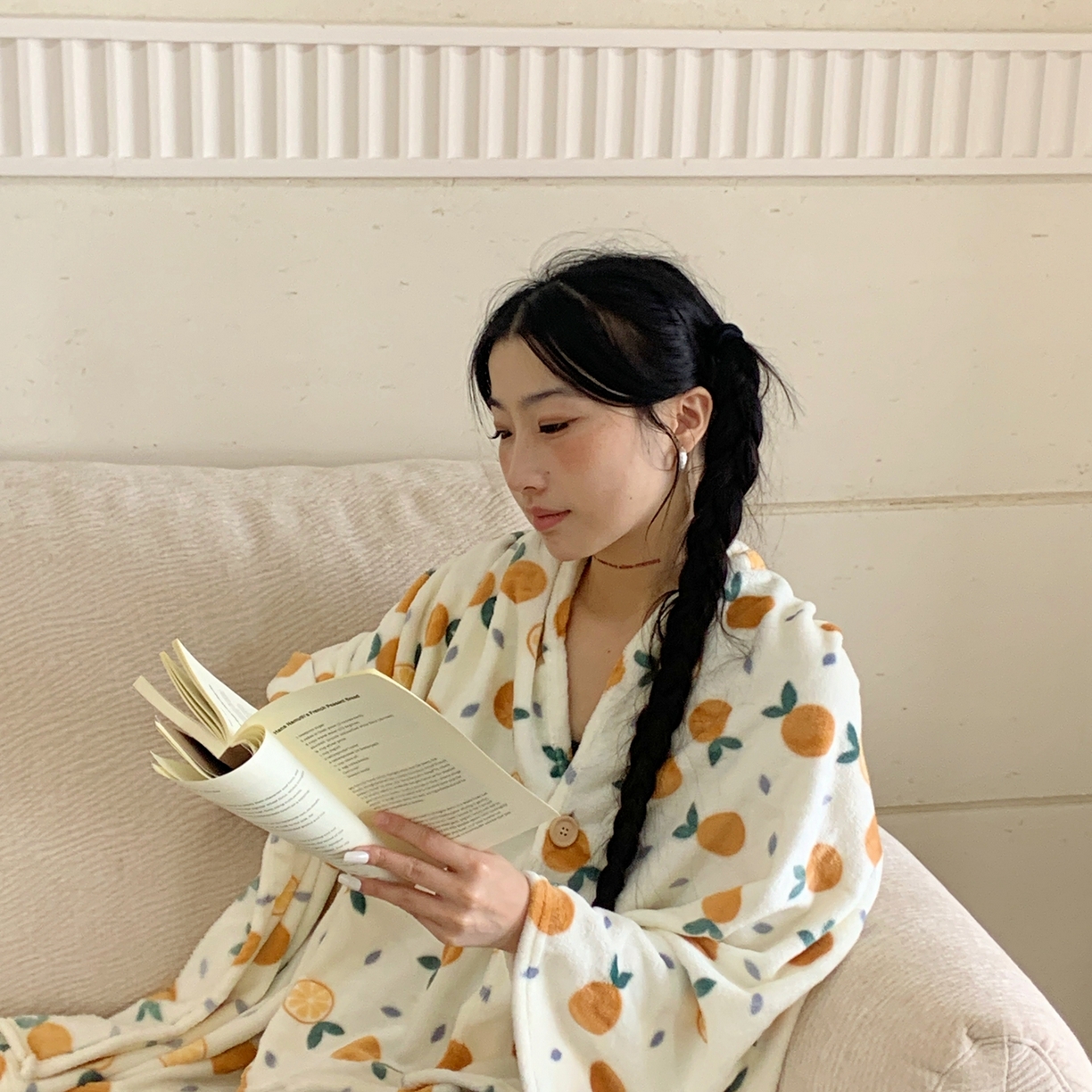 91家纺网 家纺一手货源 找家纺 桃喜 2025秋冬新款双面牛奶绒披肩毯毛毯毯子 小橘子（双面绒披肩毯）