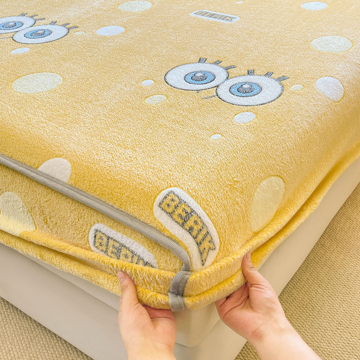 91家纺网 家纺一手货源 找家纺 牵梦萦家纺 2025新款雪花绒立体包边床笠 大眼宝宝