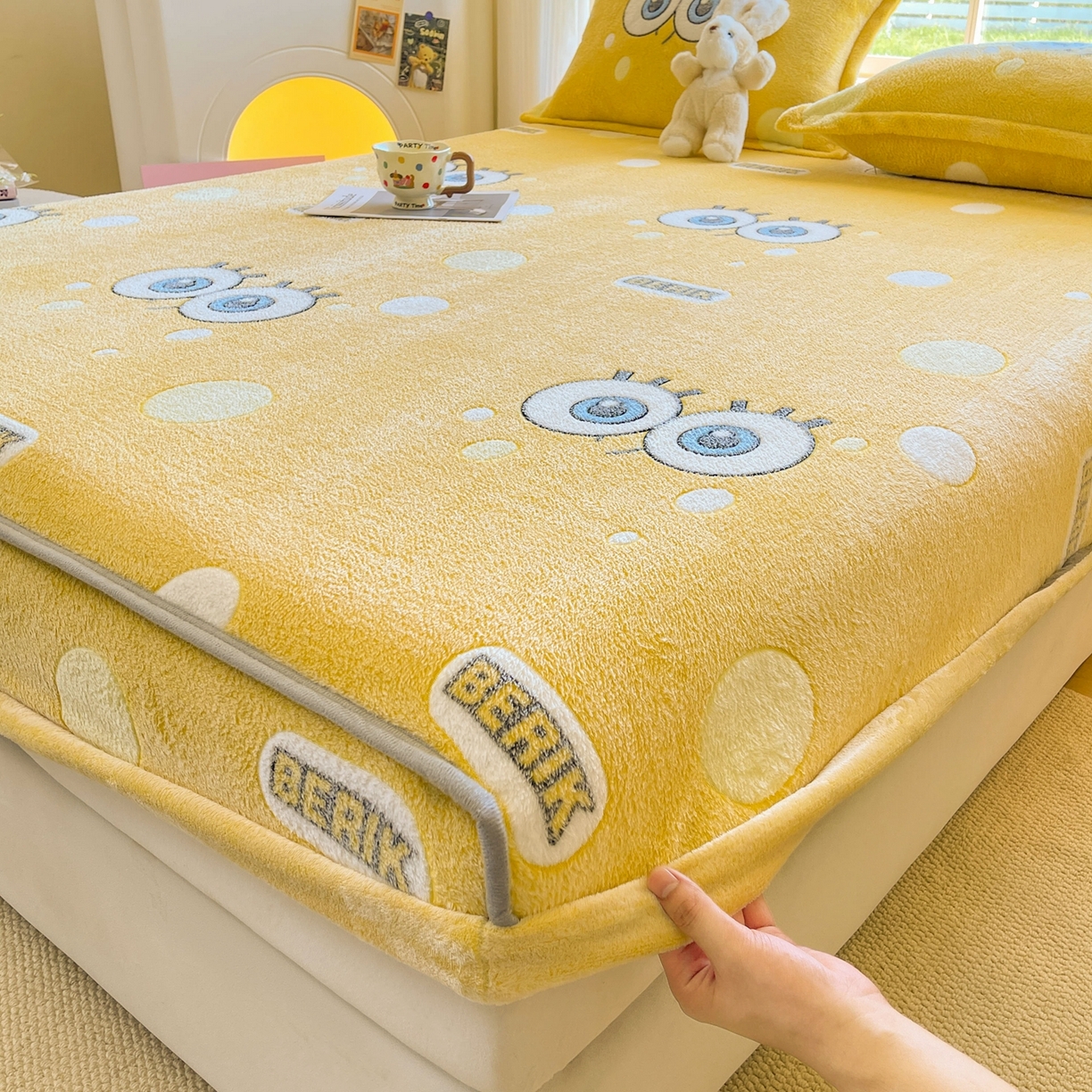 91家纺网 家纺一手货源 找家纺 牵梦萦家纺 2025新款雪花绒立体包边床笠 大眼宝宝