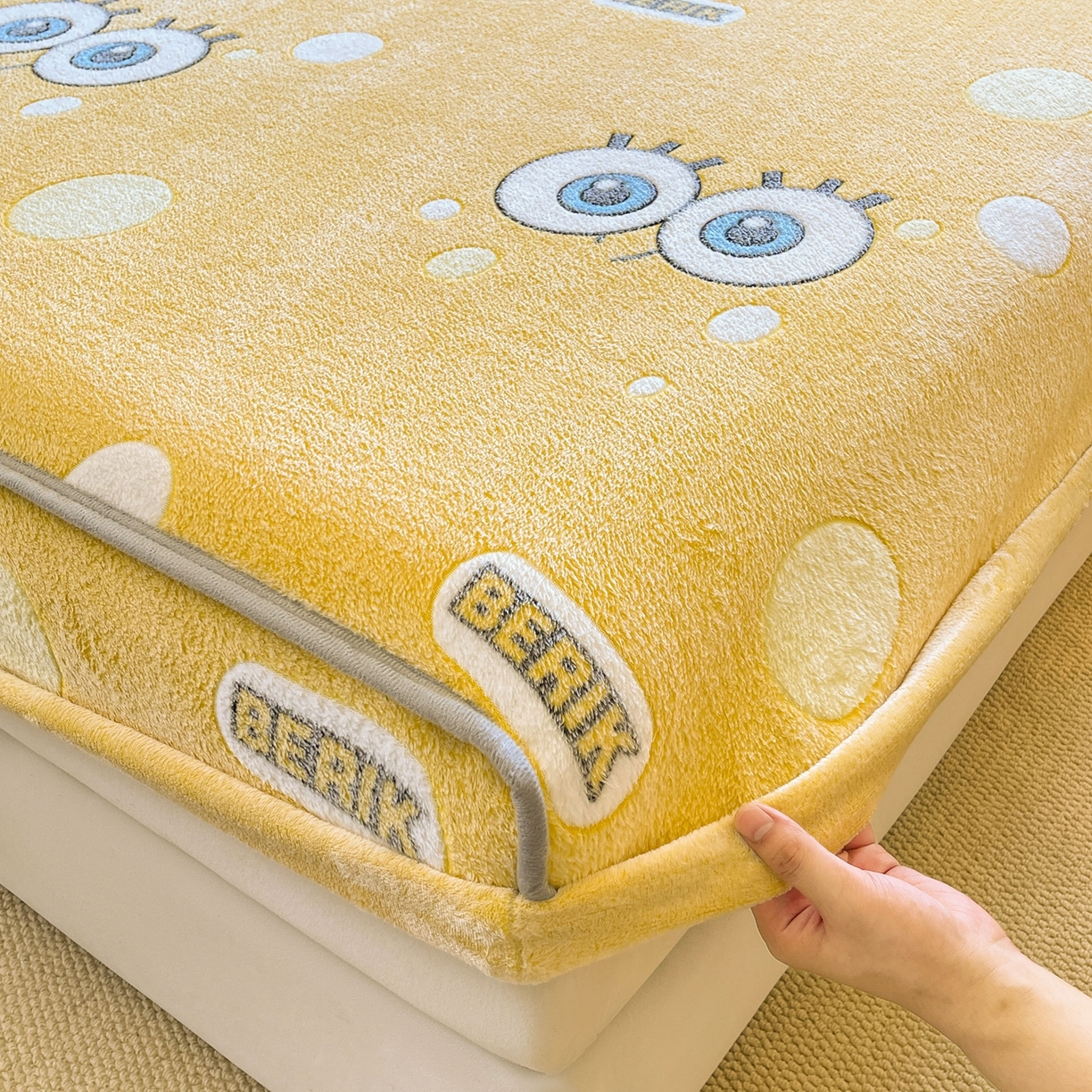 91家纺网 家纺一手货源 找家纺 牵梦萦家纺 2025新款雪花绒立体包边床笠 大眼宝宝