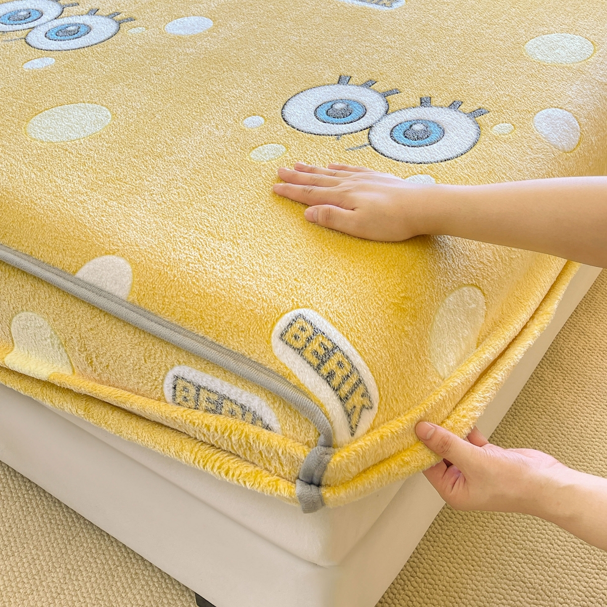 91家纺网 家纺一手货源 找家纺 牵梦萦家纺 2025新款雪花绒立体包边床笠 大眼宝宝