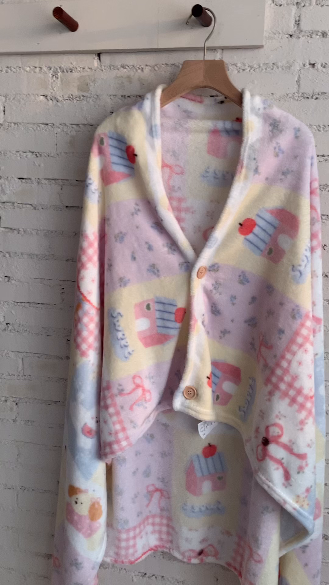 91家纺网 家纺一手货源 找家纺 桃喜 2025秋冬新款双面牛奶绒披肩毯毛毯毯子 房子小狗（双面绒披肩毯）